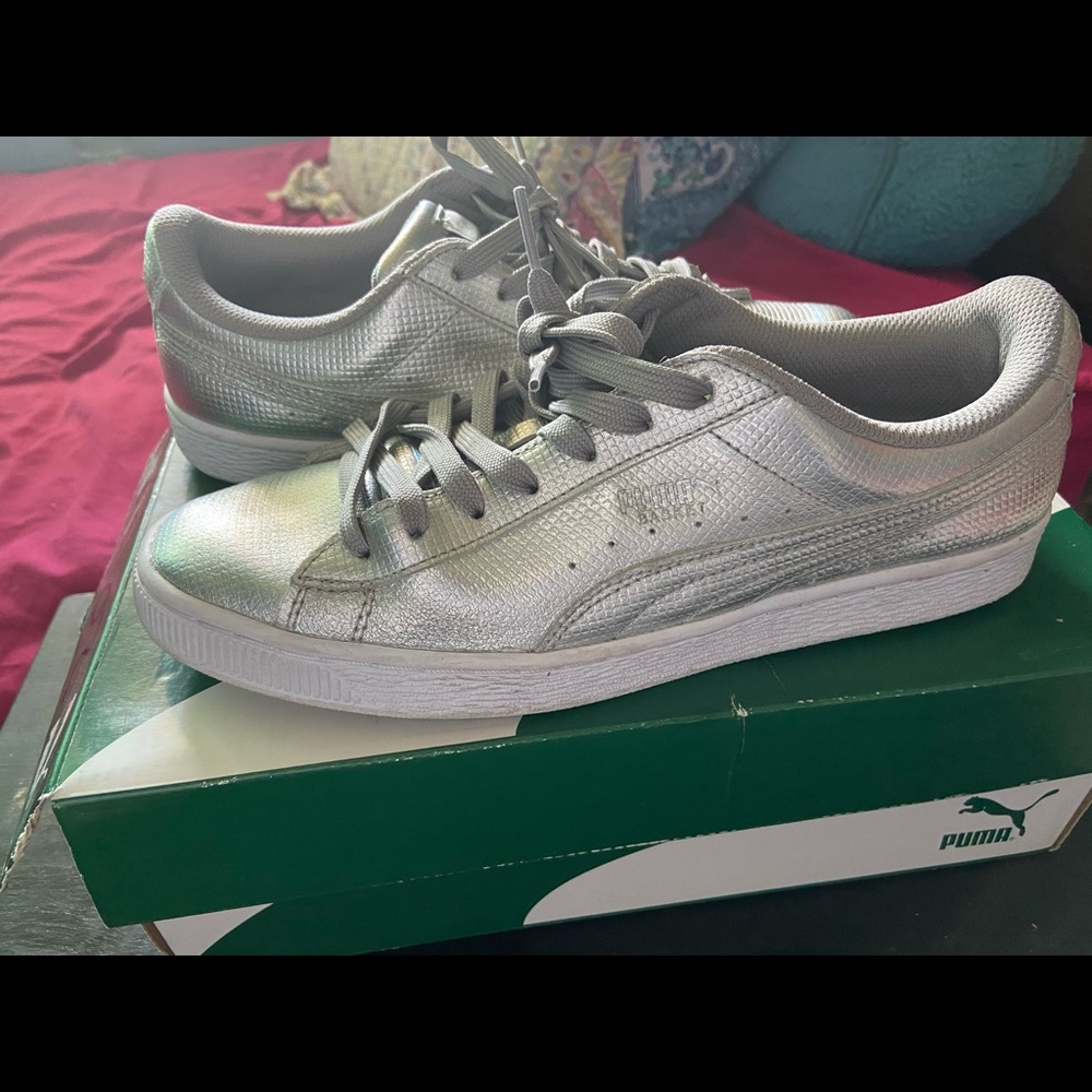 PUMA MEN SIZE 8 BASKET CLASSIC HOLOGRAPHIC